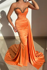 Elegante vestido de fiesta largo de satén con cristales y corte sirena naranja sin mangas